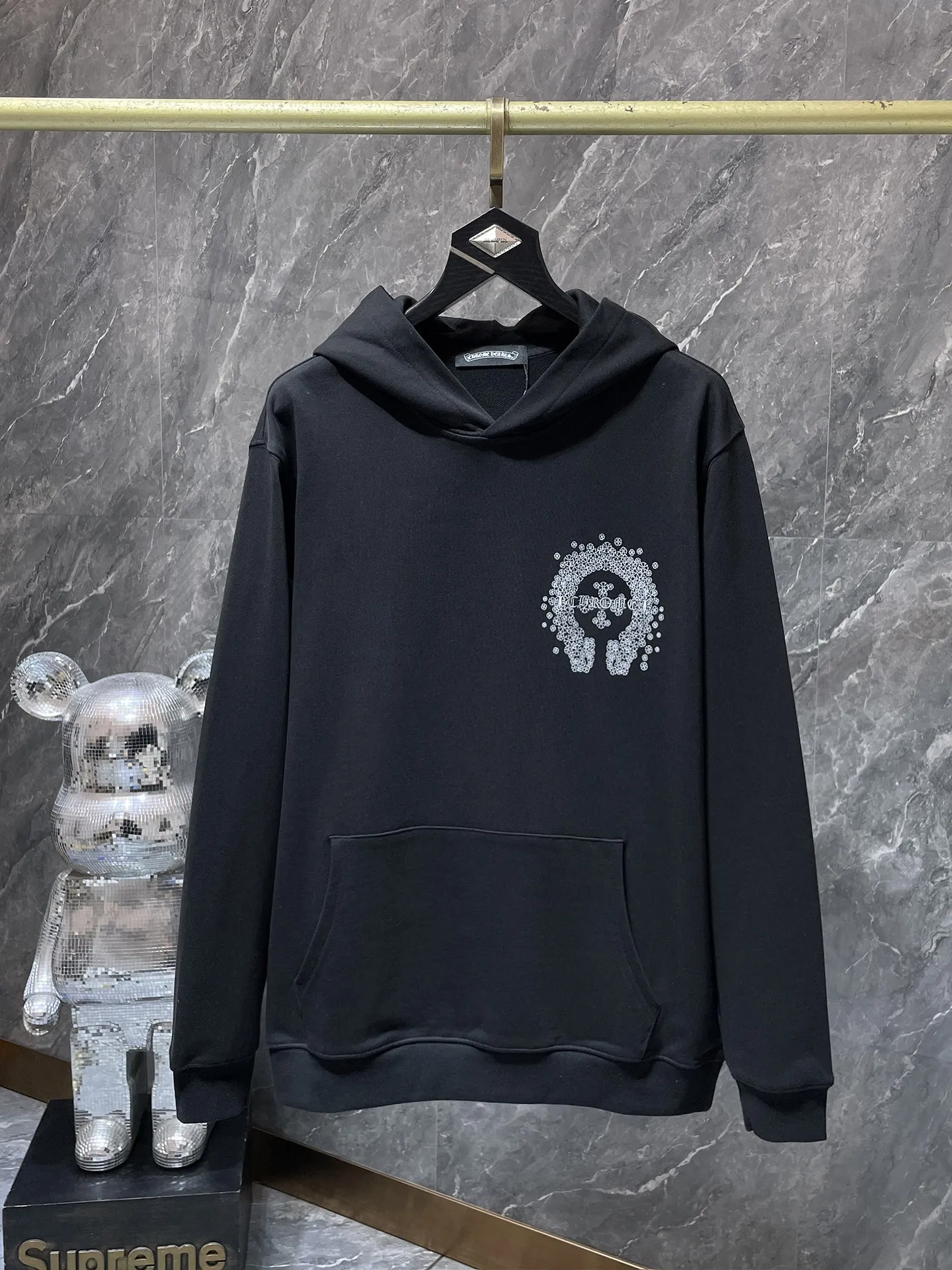 P260 Chrome Hearts Autumn and Winter 2025 Counter Synchronization Chrome Horseshoe Sanskrit Cross Embroidery Hooded Sweatshirt Vacuum Embroidery Method! Heavy embroidery! ! ! Tens of thousands of needles! ! Improved customized version of 1:1 high-gram weight high-quality fabric Recommended color: Specially customized mud lime Black Size: S, M, L, XL